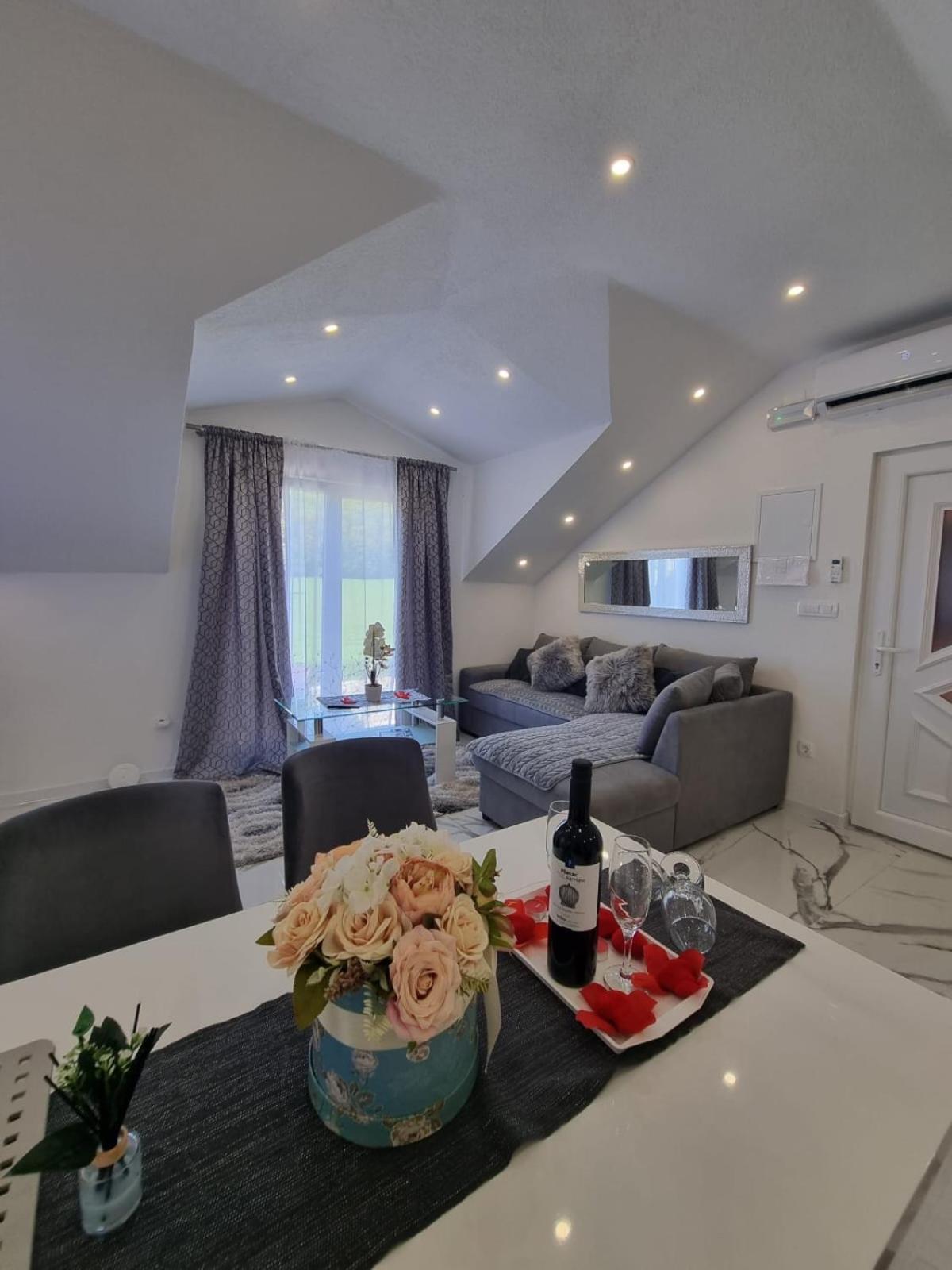 Luxury Apartment Megy Otočac Exteriör bild