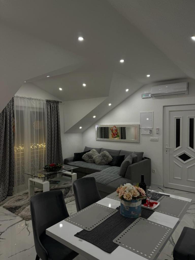 Luxury Apartment Megy Otočac Exteriör bild