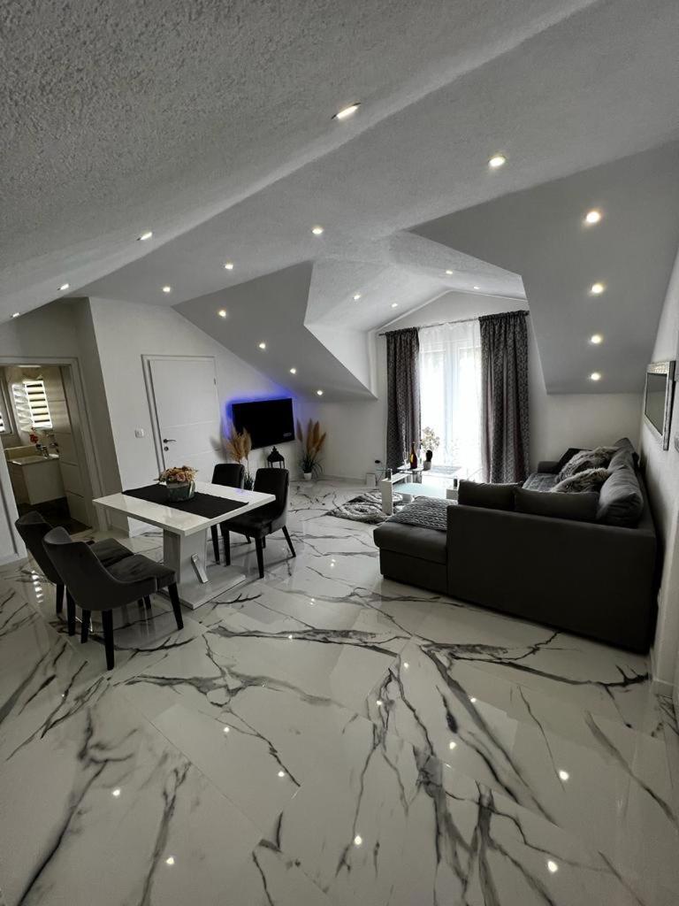 Luxury Apartment Megy Otočac Exteriör bild